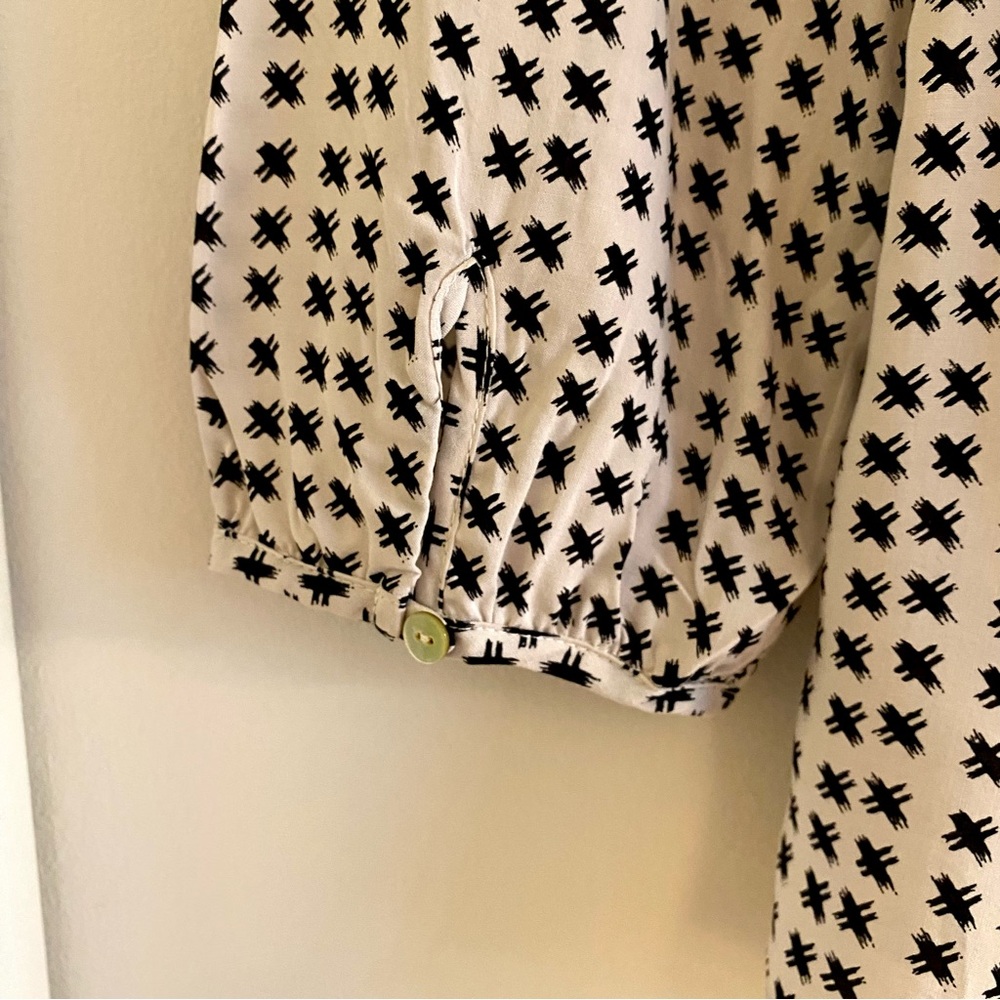 Velvet by Graham & Spencer Black and White blouse. Size M. - Picture 6 of 6